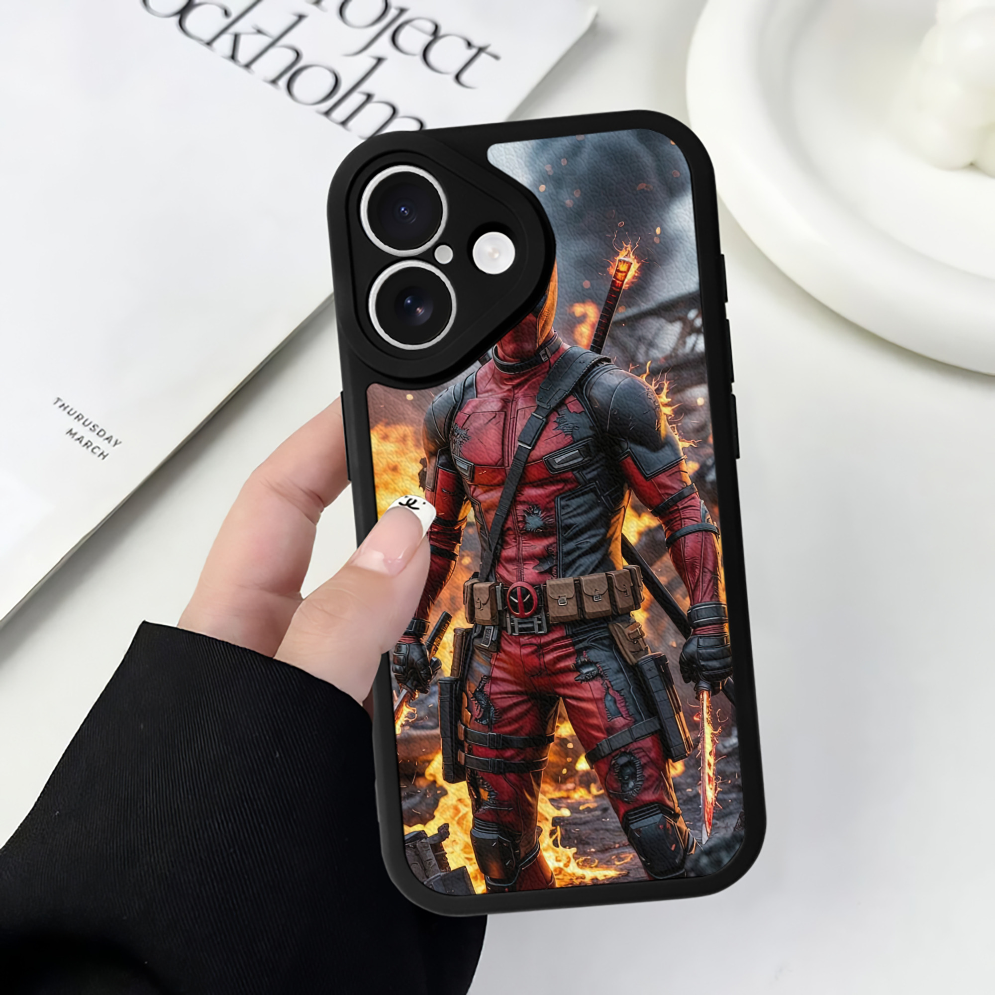 （画像用） Deadpool デッドプール 【iPhone 16シリーズ対応】シリコンスマホケース（レザー調） 材質：シリコン